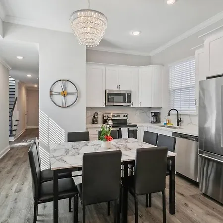 Huge 5min From Fq! 5br, Outdoor Seating! *