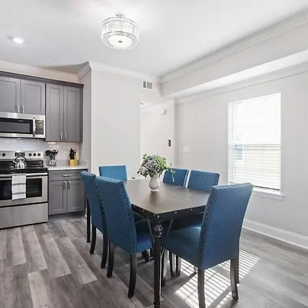 Vibrant 5br Close To Street Car Holiday home