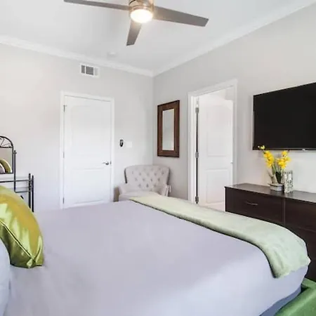 Holiday home Vibrant 5br Close To Street Car New Orleans