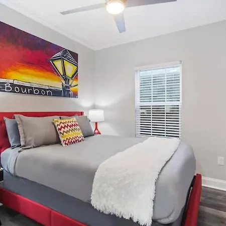 Vibrant 5br Close To Street Car *