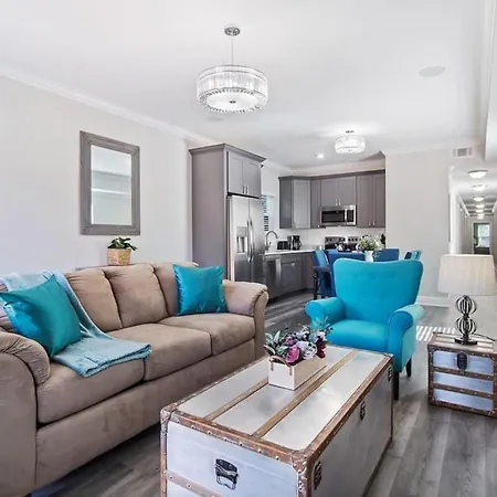 Holiday home Vibrant 5br Close To Street Car