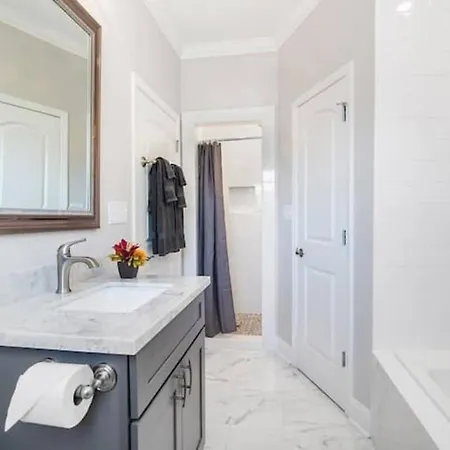 Holiday home Vibrant 5br Close To Street Car New Orleans