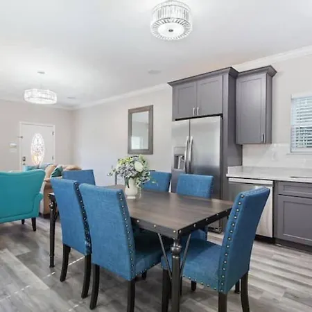 Holiday home Vibrant 5br Close To Street Car