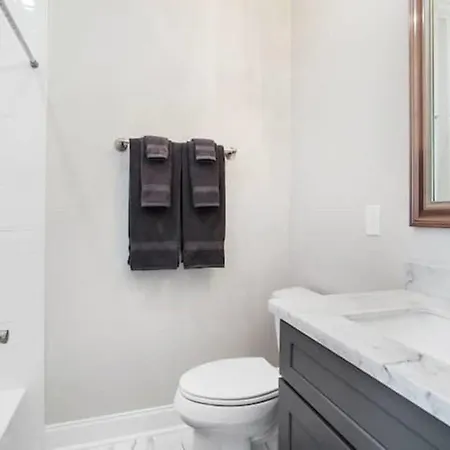 Holiday home Vibrant 5br Close To Street Car *