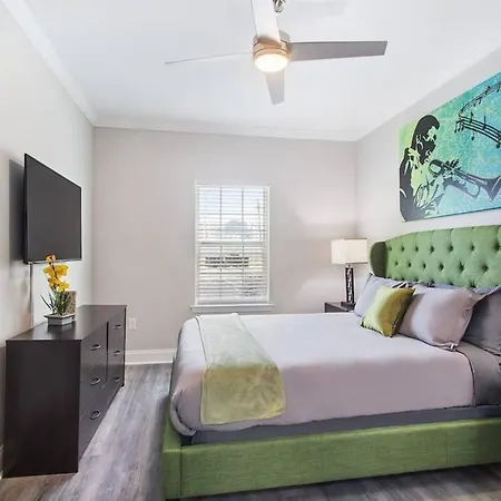 Vibrant 5br Close To Street Car Holiday home
