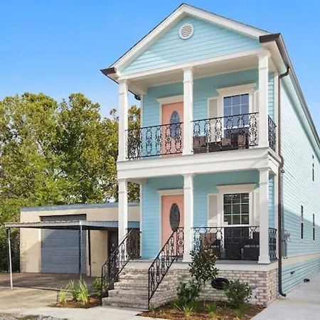 Holiday home Vibrant 5br Close To Street Car *