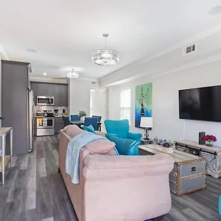 Holiday home Vibrant 5br Close To Street Car *