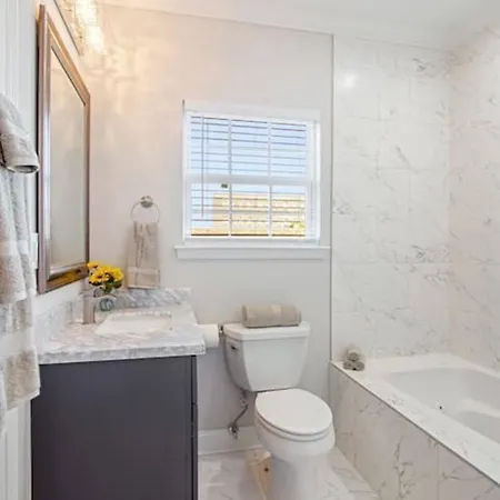 Breathtaking Spacious Art Filled 5br Near Fq New Orleans