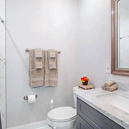 Breathtaking Spacious Art Filled 5br Near Fq Holiday home *