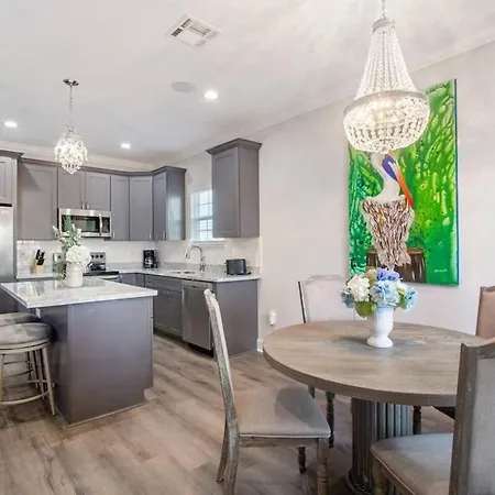 Breathtaking Spacious Art Filled 5br Near Fq *