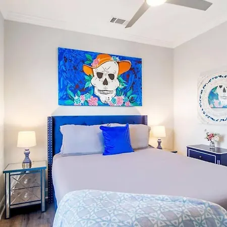Breathtaking Spacious Art Filled 5br Near Fq