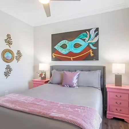 Breathtaking Spacious Art Filled 5br Near Fq Holiday home New Orleans