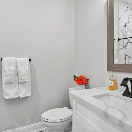 Brand New 5br, Outdoor Seating, Parking Holiday home