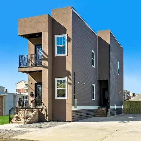 Holiday home Brand New 5br, Outdoor Seating, Parking *
