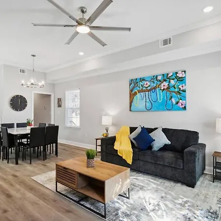 Holiday home Beautiful New 5br With Outdoor Seating