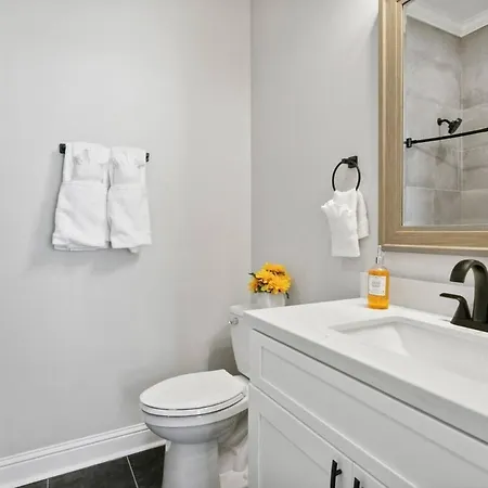 Holiday home Beautiful New 5br With Outdoor Seating *