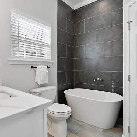 Beautiful New 5br With Outdoor Seating Holiday home *