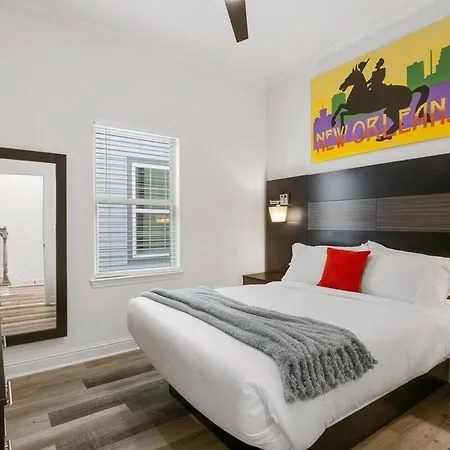 8 Beds And 5 Bath With Free Parking And Outdoor Seating New Orleans