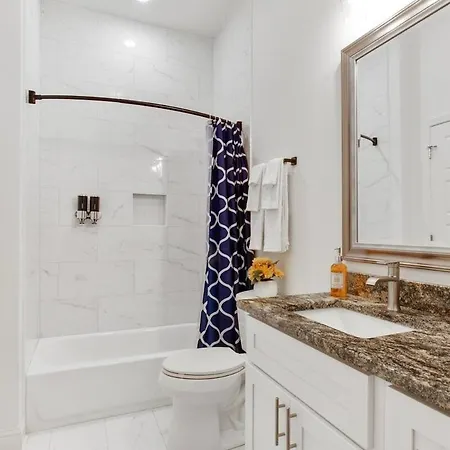 8 Beds And 5 Bath With Free Parking And Outdoor Seating *