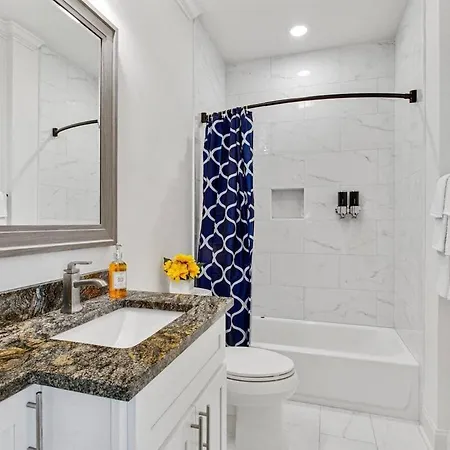 8 Beds And 5 Bath With Free Parking And Outdoor Seating * New Orleans