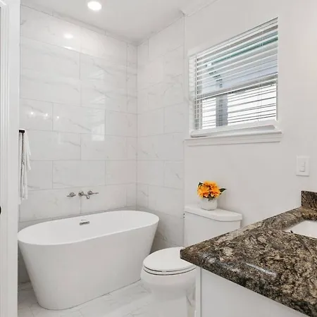 8 Beds And 5 Bath With Free Parking And Outdoor Seating
