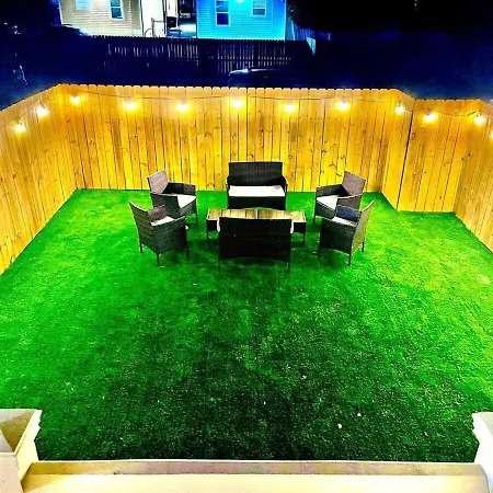 8 Beds And 5 Bath With Free Parking And Outdoor Seating Holiday home New Orleans
