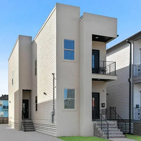 8 Beds And 5 Bath With Free Parking And Outdoor Seating Holiday home New Orleans