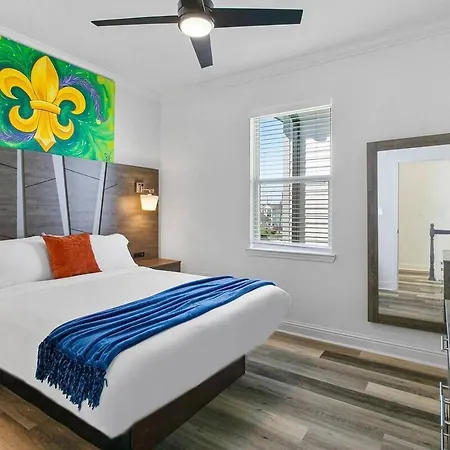 8 Beds And 5 Bath With Free Parking And Outdoor Seating New Orleans