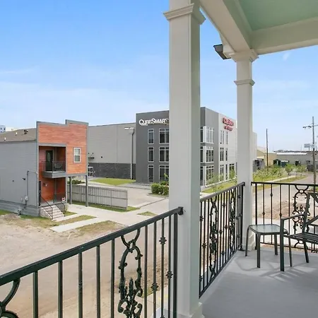 8 Beds And 5 Bath With Free Parking And Outdoor Seating * New Orleans