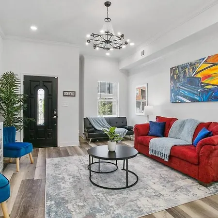 8 Beds And 5 Bath With Free Parking And Outdoor Seating