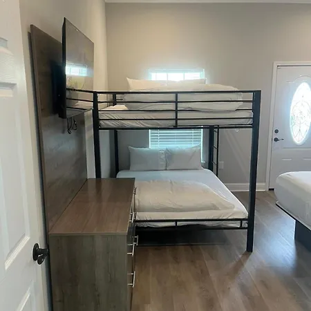 8 Beds And 5 Bath With Free Parking And Outdoor Seating Holiday home *
