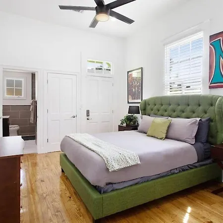 Lux Concierge Serviced Near French Quarter Holiday home *