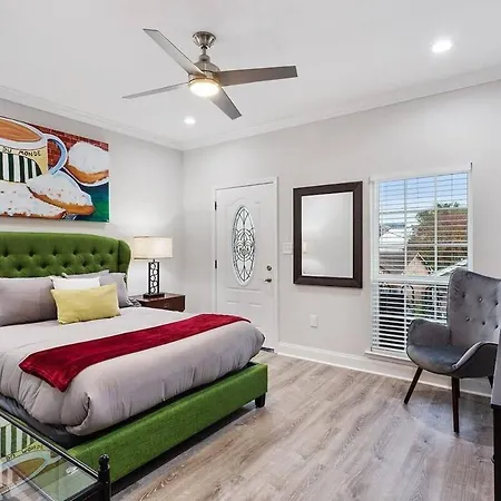 Colorful 5 Bedroom Near Superdome Holiday home *