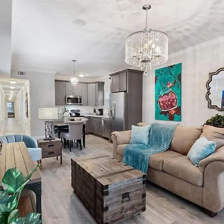 Chic 5 Bedroom Near French Quarter Holiday home *