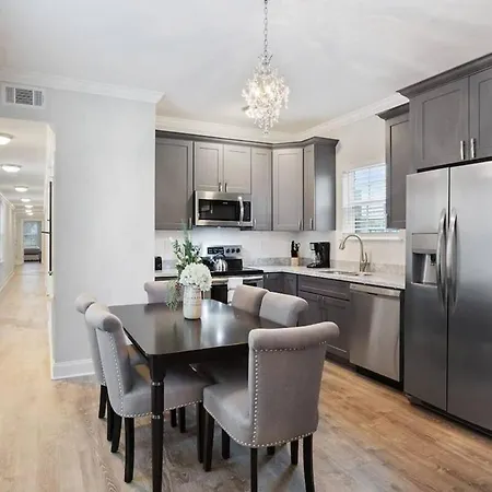 Chic 5 Bedroom Near French Quarter Holiday home *