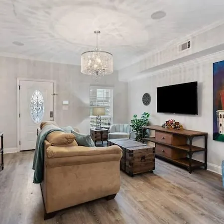 Chic 5 Bedroom Near French Quarter *