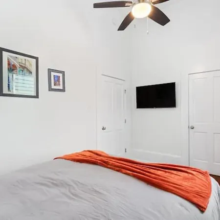 Freshly Renovated Near The French Quarter Holiday home *