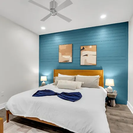 Apartment Pool & Gym Retreat Steps From Crescent Park *