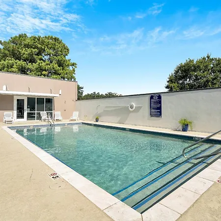 Pool & Gym Retreat Steps From Crescent Park