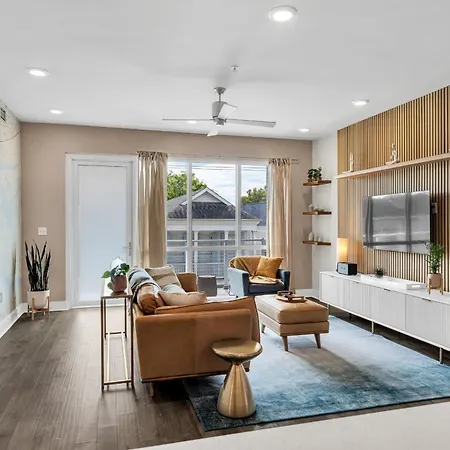 Apartment Pool & Gym Retreat Steps From Crescent Park *