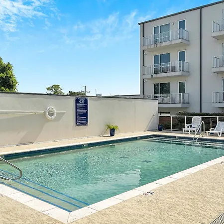 Apartment Pool & Gym Retreat Steps From Crescent Park New Orleans