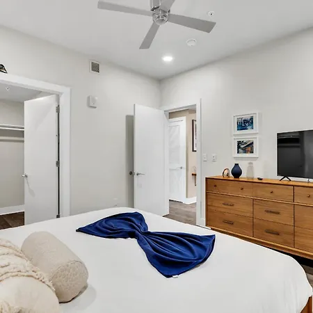 Apartment Pool & Gym Retreat Steps From Crescent Park