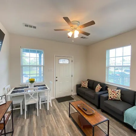 3-bedroom Close To The French Quarter Apartment *