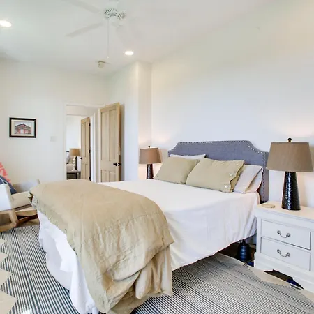 Lakefront Nola W/ Hot Tub & Views! Holiday home New Orleans