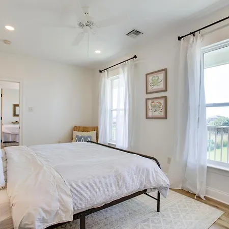 Holiday home Lakefront Nola W/ Hot Tub & Views! *