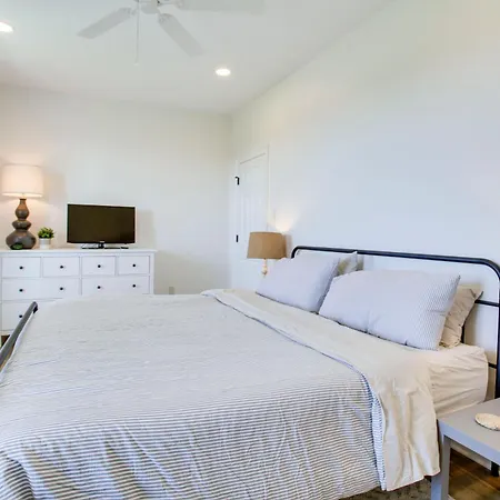 Lakefront Nola W/ Hot Tub & Views! Holiday home