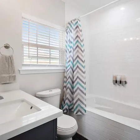 Modern 3 Bedroom In Mid *