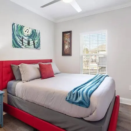 Holiday home Modern 3 Bedroom In Mid