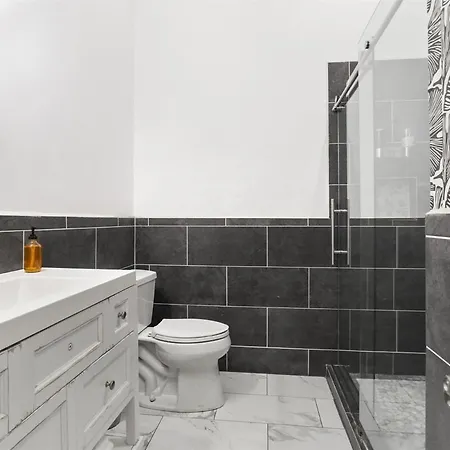 Cozy Fresh Lux House Near Downtown Holiday home