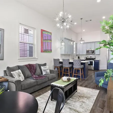 Cozy Fresh Lux House Near Downtown *